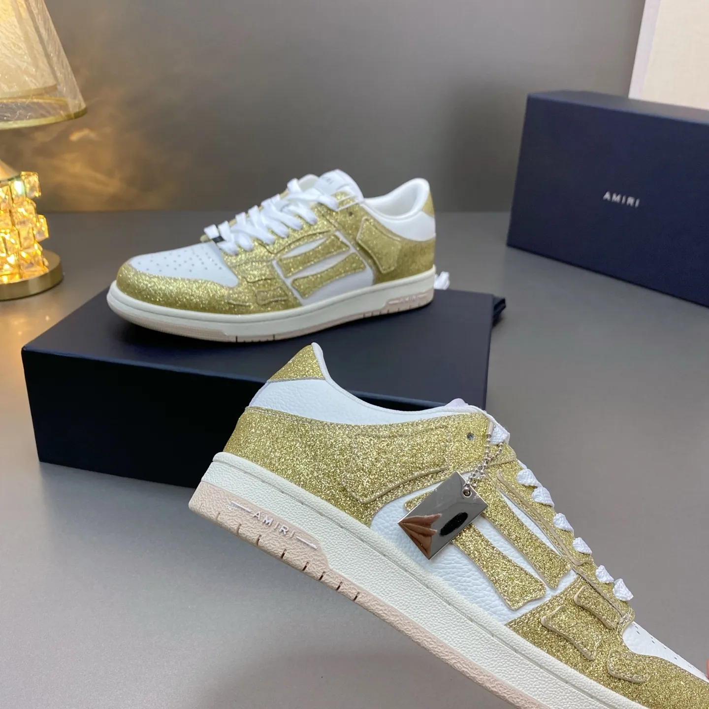 p580🐮🐮AMIRI Couple Style👑 The latest The Pacific Series Couple Style💀🦴Bone Stars Casual Sports Shoes Skateboard Shoes✔️ AMIRI's Pacific shoes are a sneaker that combines luxury and street style. Many celebrities and Internet celebrities have the same style. Its design and workmanship are very exquisite. Made of high-grade cow leather, soft to the touch and highly durable. 💎Fabrics: Original custom imported first-layer cowhide 💎Inner lining: Original customized breathable mesh 💎Foot: Original injection molded one-piece, comfortable, wear-resistant and not tiring for feet 💎Outsole: Original 1:1 molded three-color sole Original outsole 💎Sole thickness: 3CM 💎Size: Female 35-40 Male 39-46 💎Price; Top version 👑Special remarks Remark: (Female size 34 40 . Men's sizes 38 45 46 are customized and cannot be returned or exchanged. Please note when ordering! Thank you🤝🤝